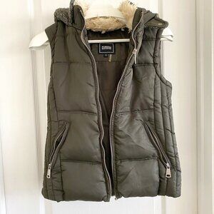 Olive Green Puffer Vest with Furry Collar and Knit-Patterned Back